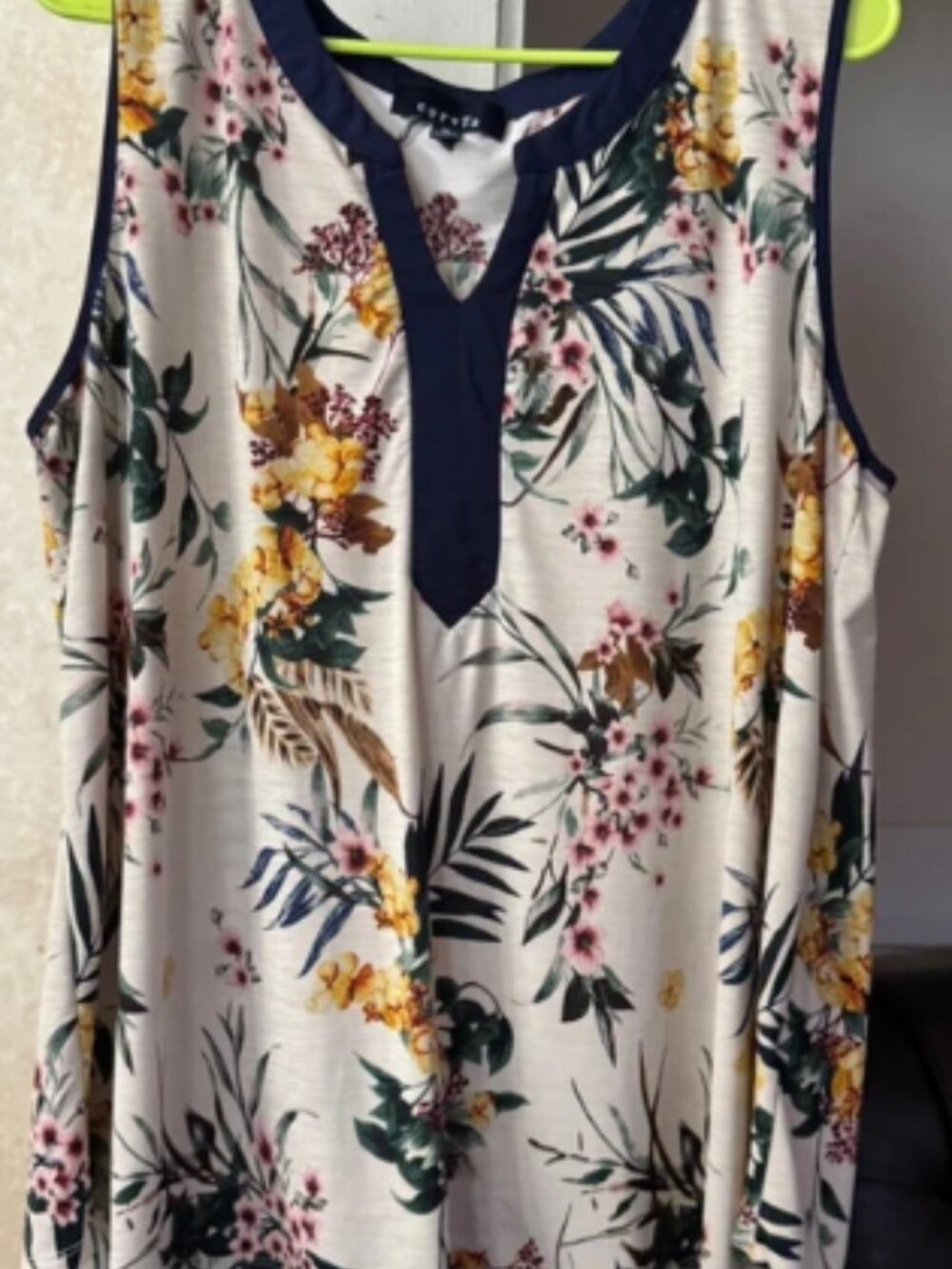 Sleeveless shirt with